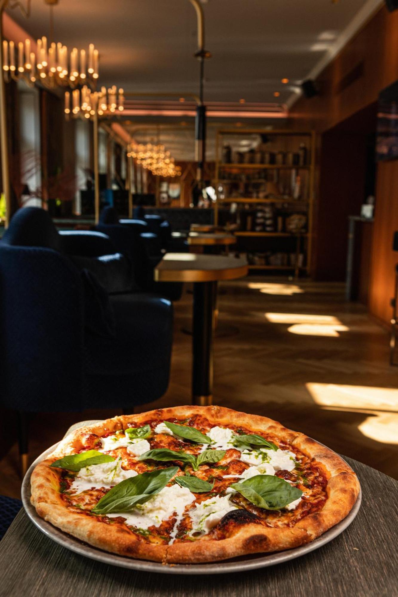Grand Poet Hotel And Spa By Semarah Riga Exterior foto Pizza at the restaurant